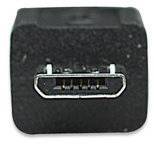 Close-up van een micro-USB-aansluiting met vijf zichtbare pinnen. De stekker is zwart en rechthoekig.