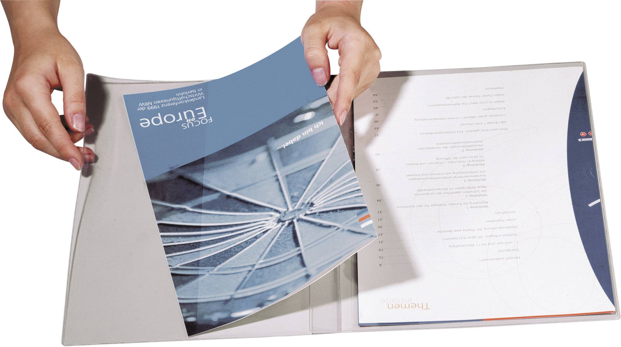 Twee handen openen een map met blauwe brochures waarop 'Focus Europe' staat. Binnenin liggen nog meer documenten.