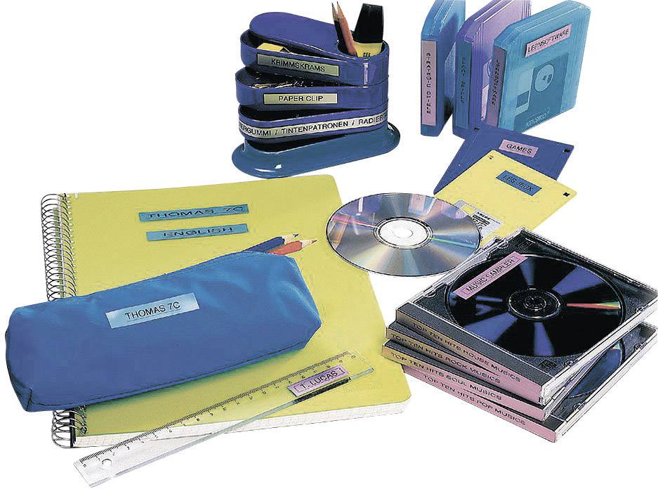 Kantoorbenodigdheden op een tafel: mappen, notitieboeken, cd's in hoesjes, een etui met pennen en een liniaal. Alles is geëtiketteerd.