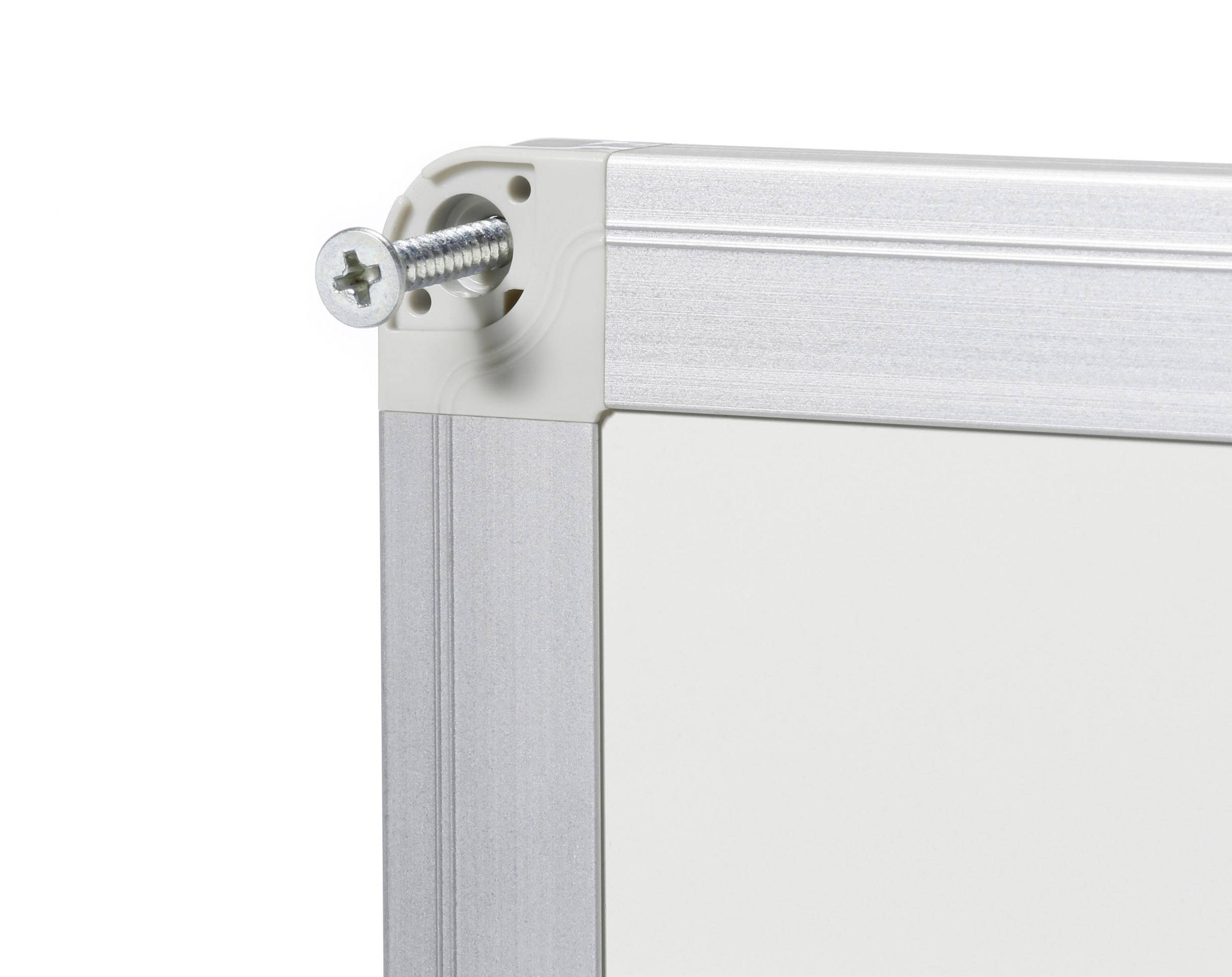 Close-up van een deel van een metalen frame met een zichtbare schroef die twee onderdelen met elkaar verbindt.