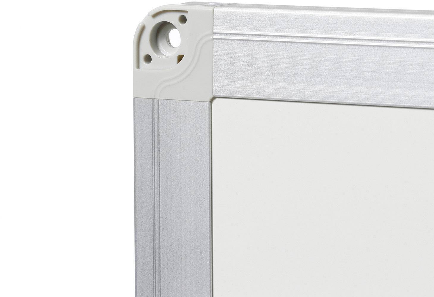 Een deel van een zilveren aluminium frame met afgeronde hoeken, vermoedelijk de hoek van een whiteboard of prikbord.