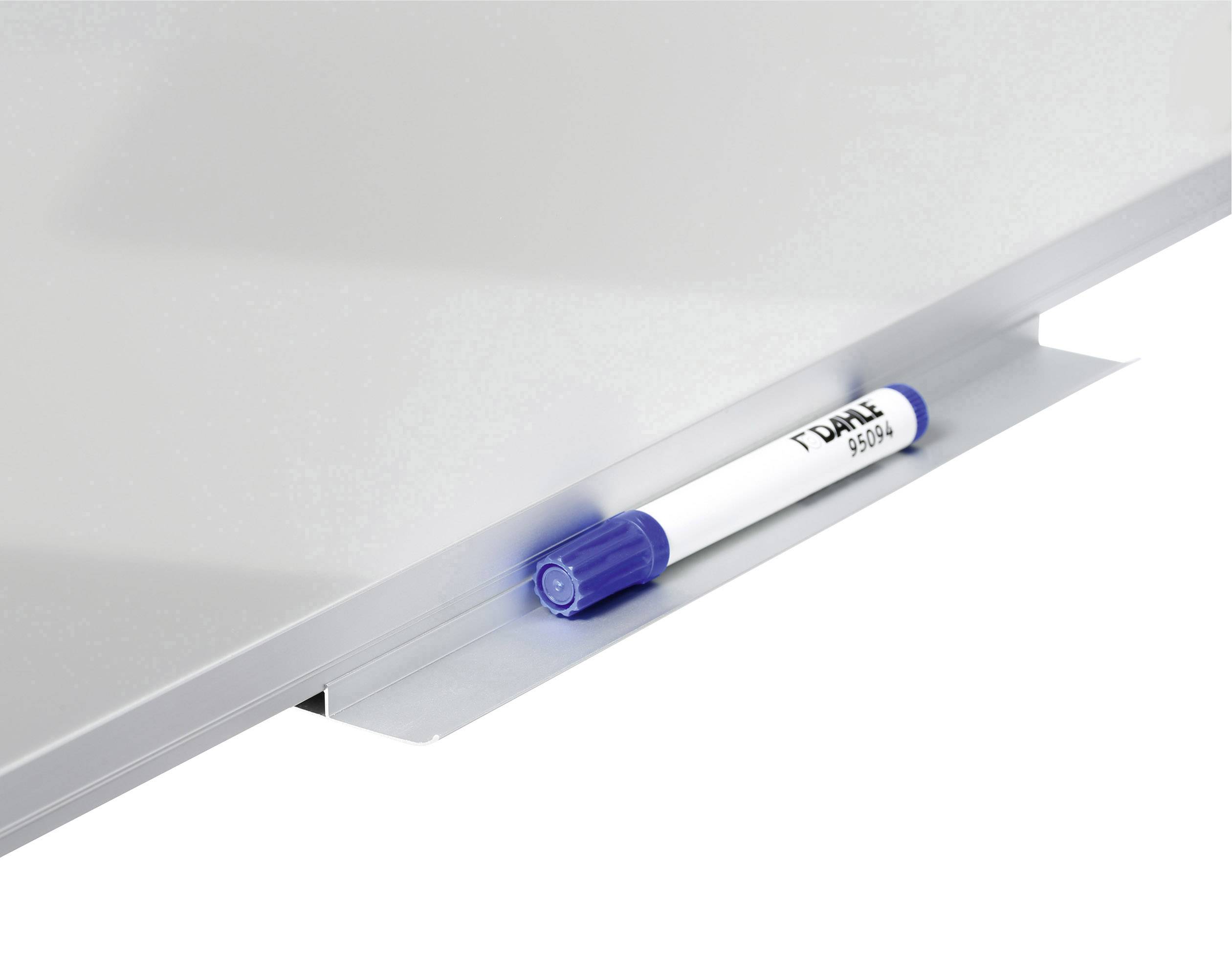 Whiteboard met blauwe markering in de houder eronder.