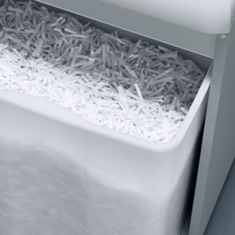 Papiersnippers in de opvangbak van een papierversnipperaar.
