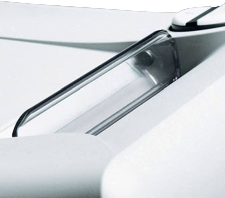 Close-up van een metalen deurklink voor een witte achtergrond. De klink heeft een glanzende, gladde oppervlakte.