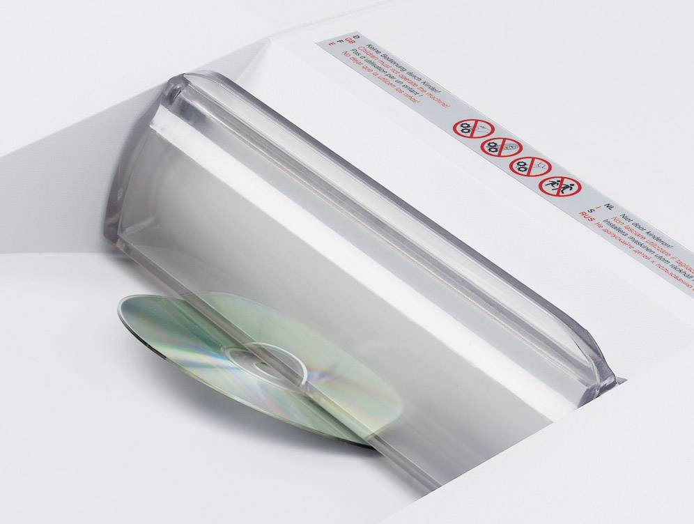 Een cd wordt gebroken langs de rand van een papiervernietiger.