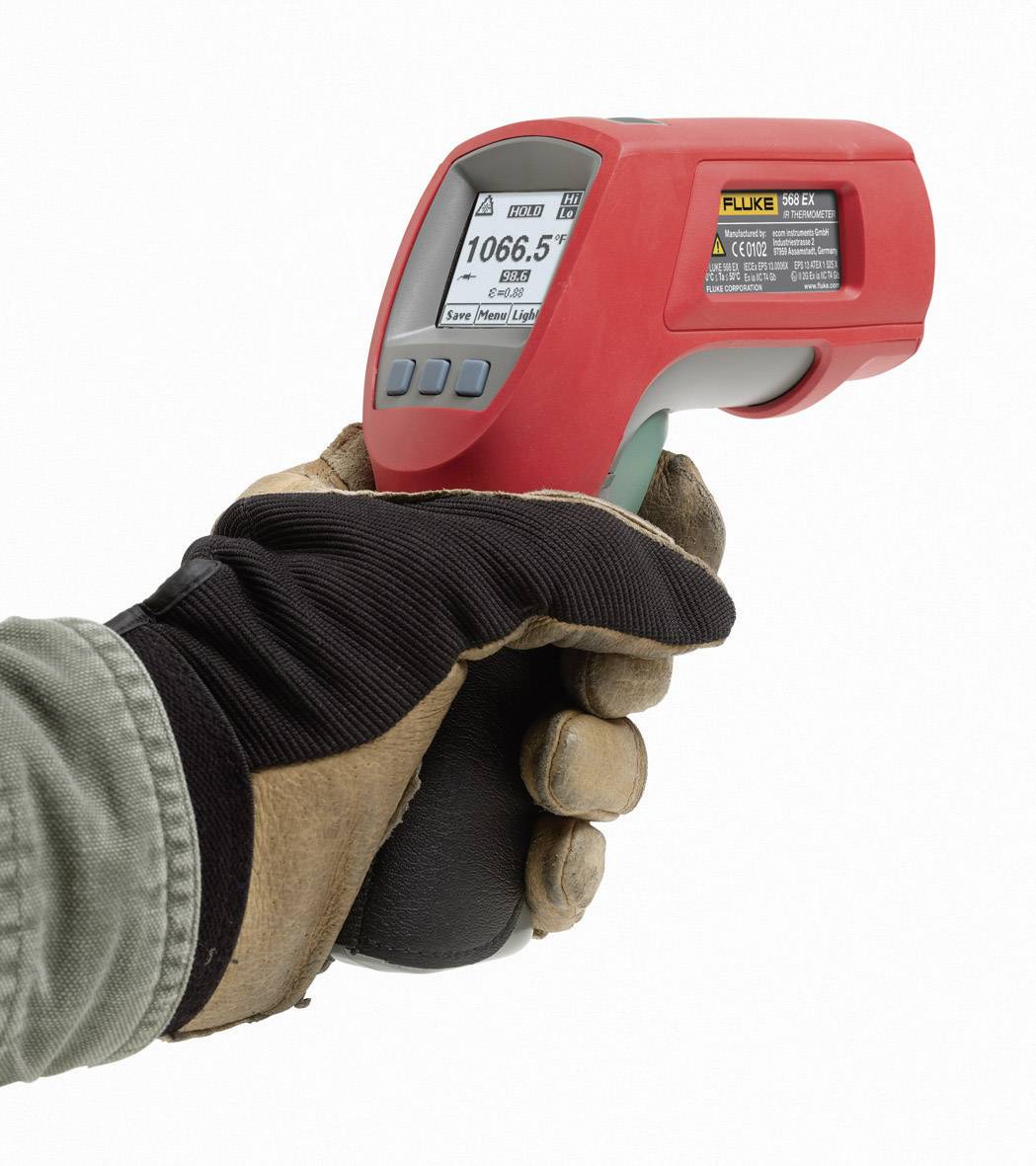 Een hand in een handschoen houdt een rood infrarood-thermometer vast dat een temperatuur van 1066,5 graden aangeeft.
