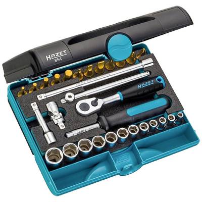 Een geopende gereedschapsset met verschillende dopsleutels, ratelsleutels en verlengstukken. De set is compact en netjes gerangschikt.