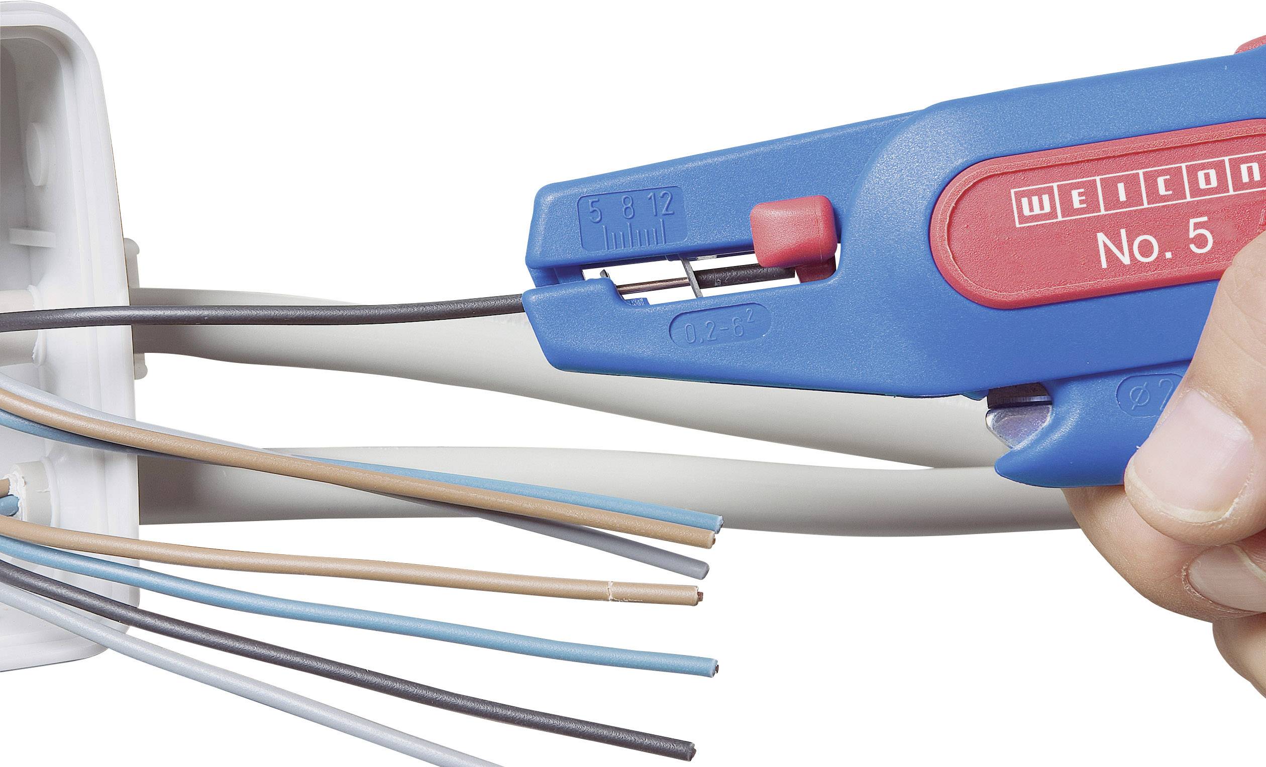 'Een hand houdt een blauwe striptang en verwijdert de isolatie van een zwart elektriciteitsnoer dat uit een wandcontactdoos steekt.'