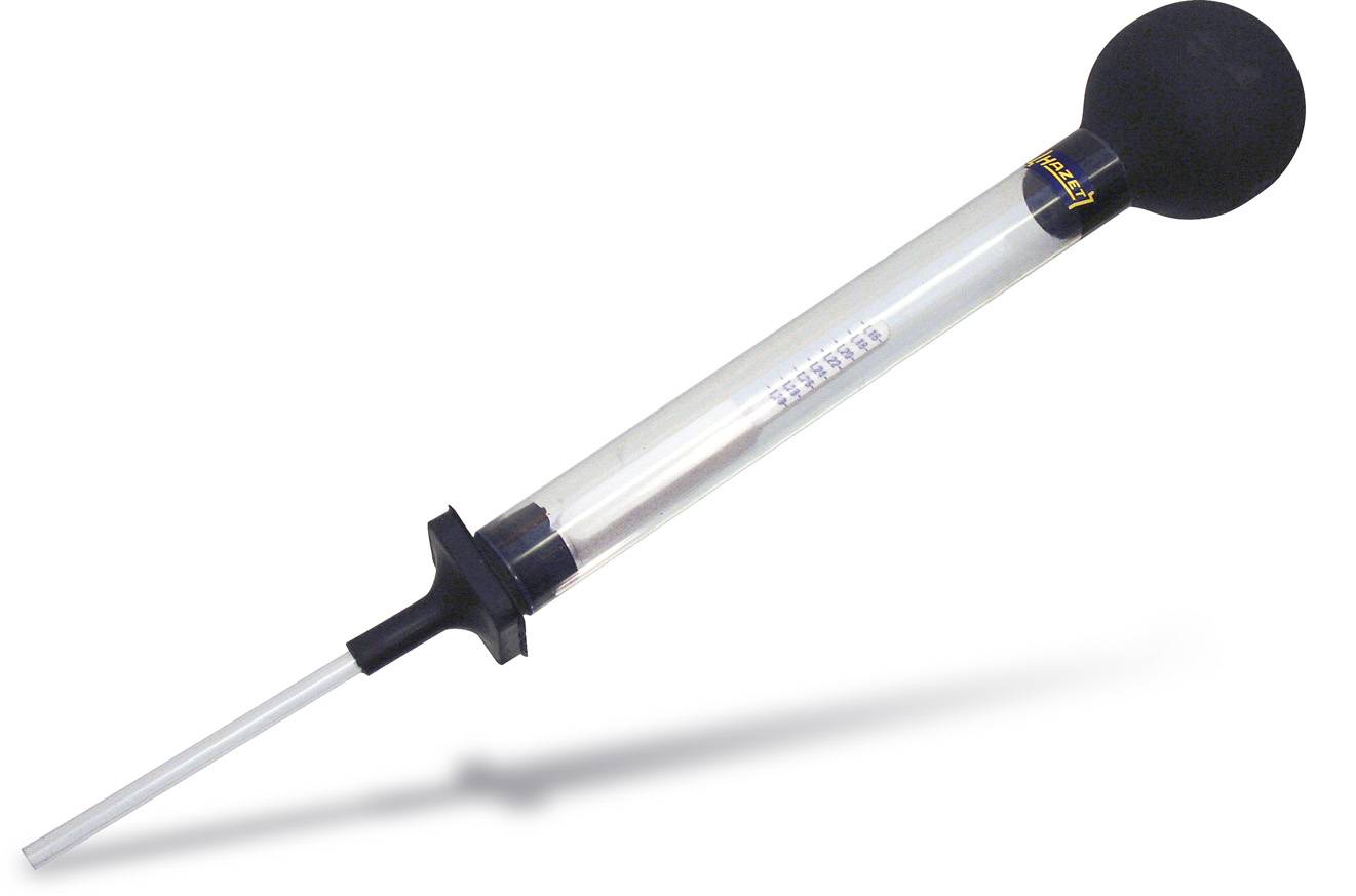 Een transparante braadsapopzuiger met een zwarte rubberen bal en een lange kunststof buis voor het opzuigen van vloeistoffen.