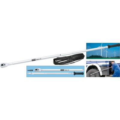 Een lange, zilveren tool met een draaibare kop en handgreep, gebruikt voor het aantrekken van vrachtwagenbanden. Windturbines op de achtergrond.