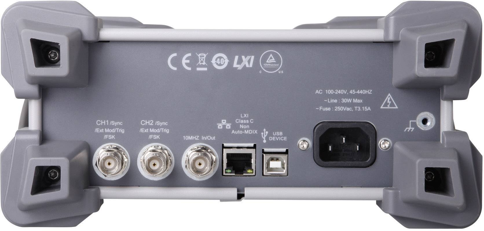 De achterkant van een elektronisch apparaat met aansluitingen en netvoeding. Labels en symbolen voor aansluitingen zichtbaar.