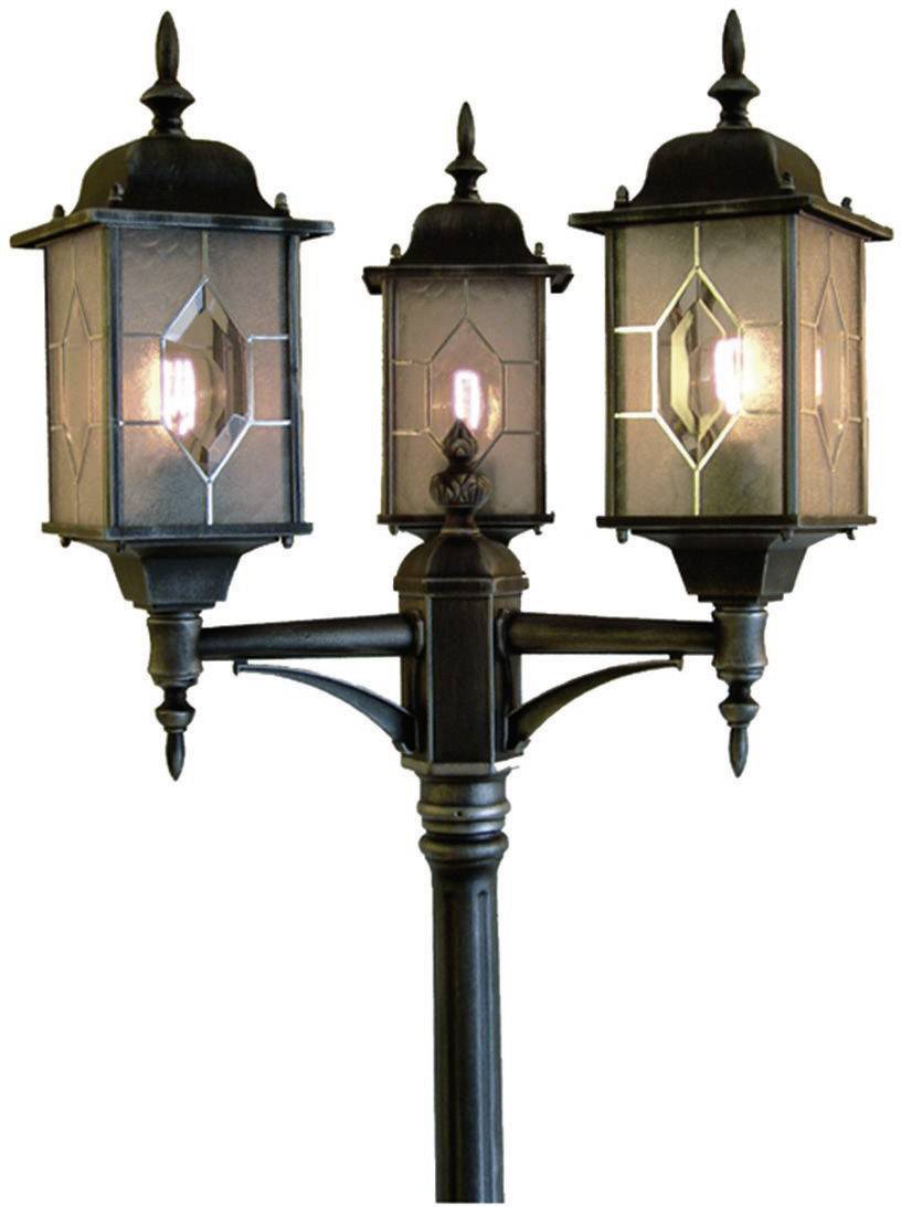 Een drievoudige metalen straatlantaarn met glazen behuizing en decoratieve details.