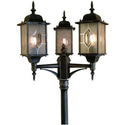 Een drievoudige metalen straatlantaarn met glazen behuizing en decoratieve details.