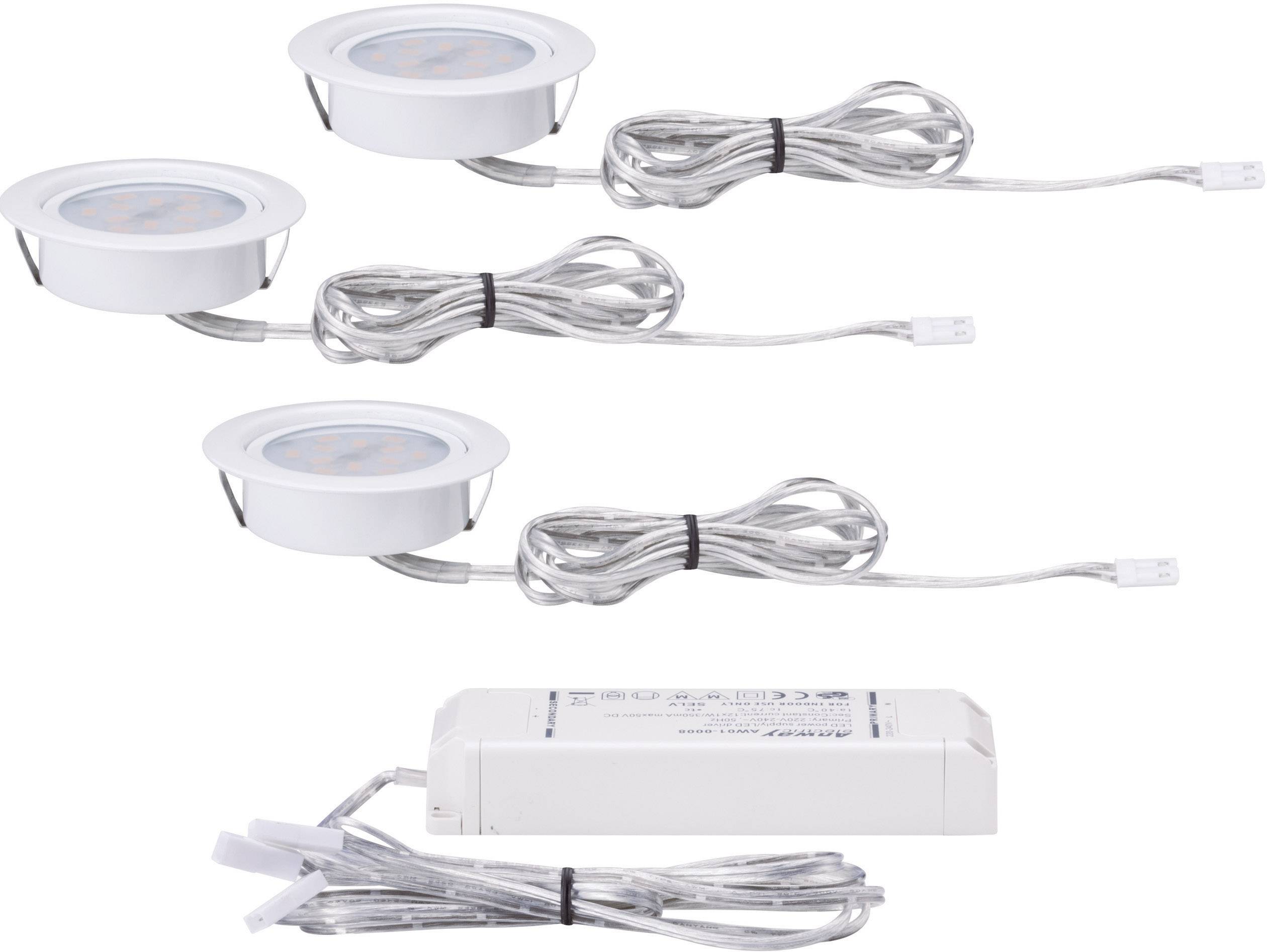 Drie ronde LED-inbouwspots met kabels, aangesloten op een witte transformator. Geschikt voor plafondverlichting.