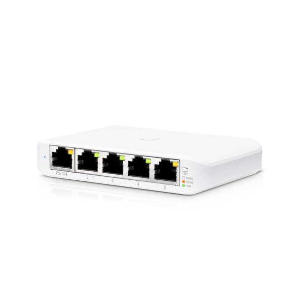 Een witte netwerk-switch met vijf Ethernet-poorten, waarvan één is gemarkeerd als PoE (Power over Ethernet).