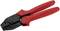 Rode krimptang met zwart handvat, geschikt voor het bevestigen van kabelschoenen aan draden.