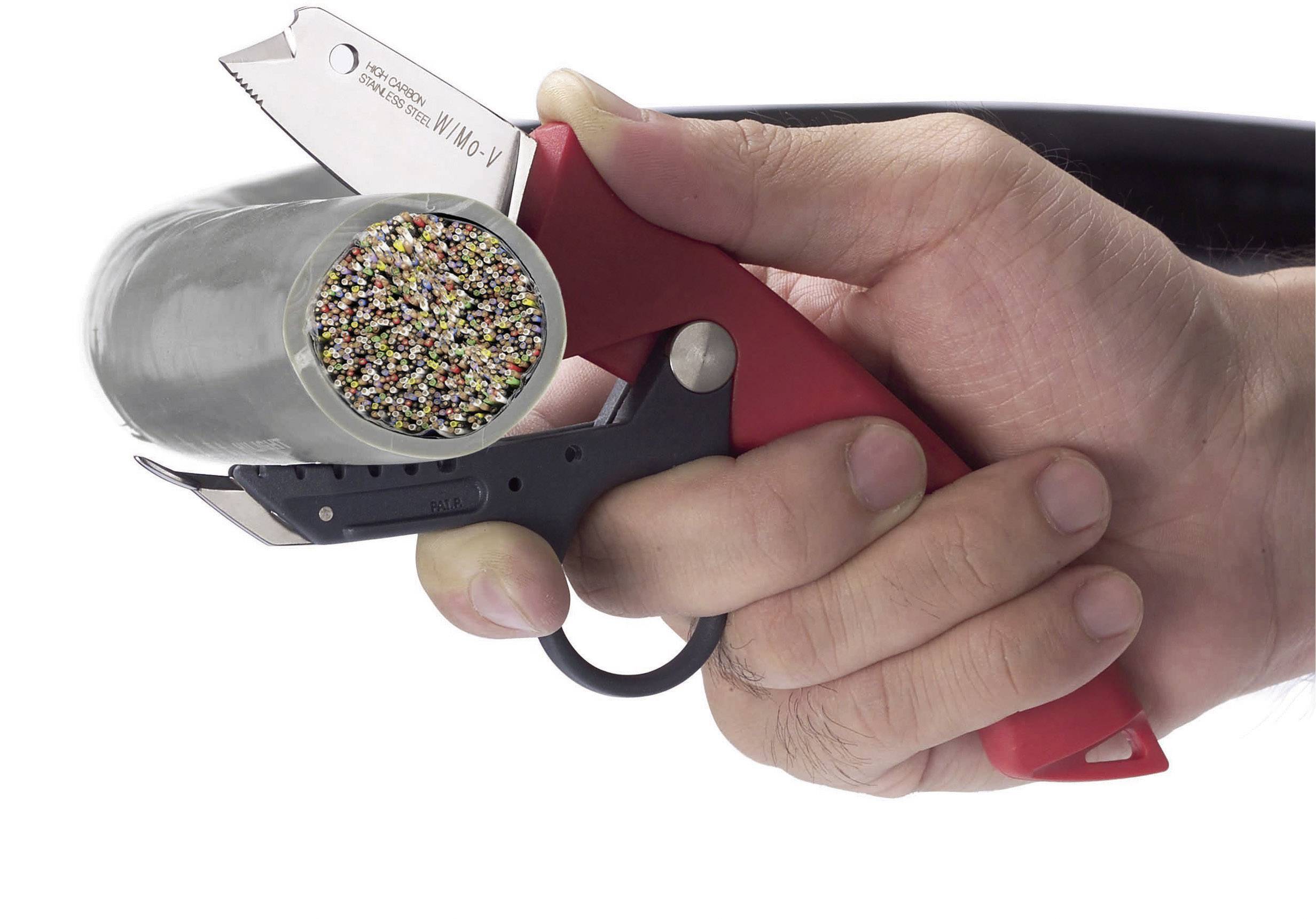 Hand houdt een kleurkanon in de vorm van een speelgoedpistoolontwerp, gevuld met kleurrijke hagelslag, tegen een grijze achtergrond.