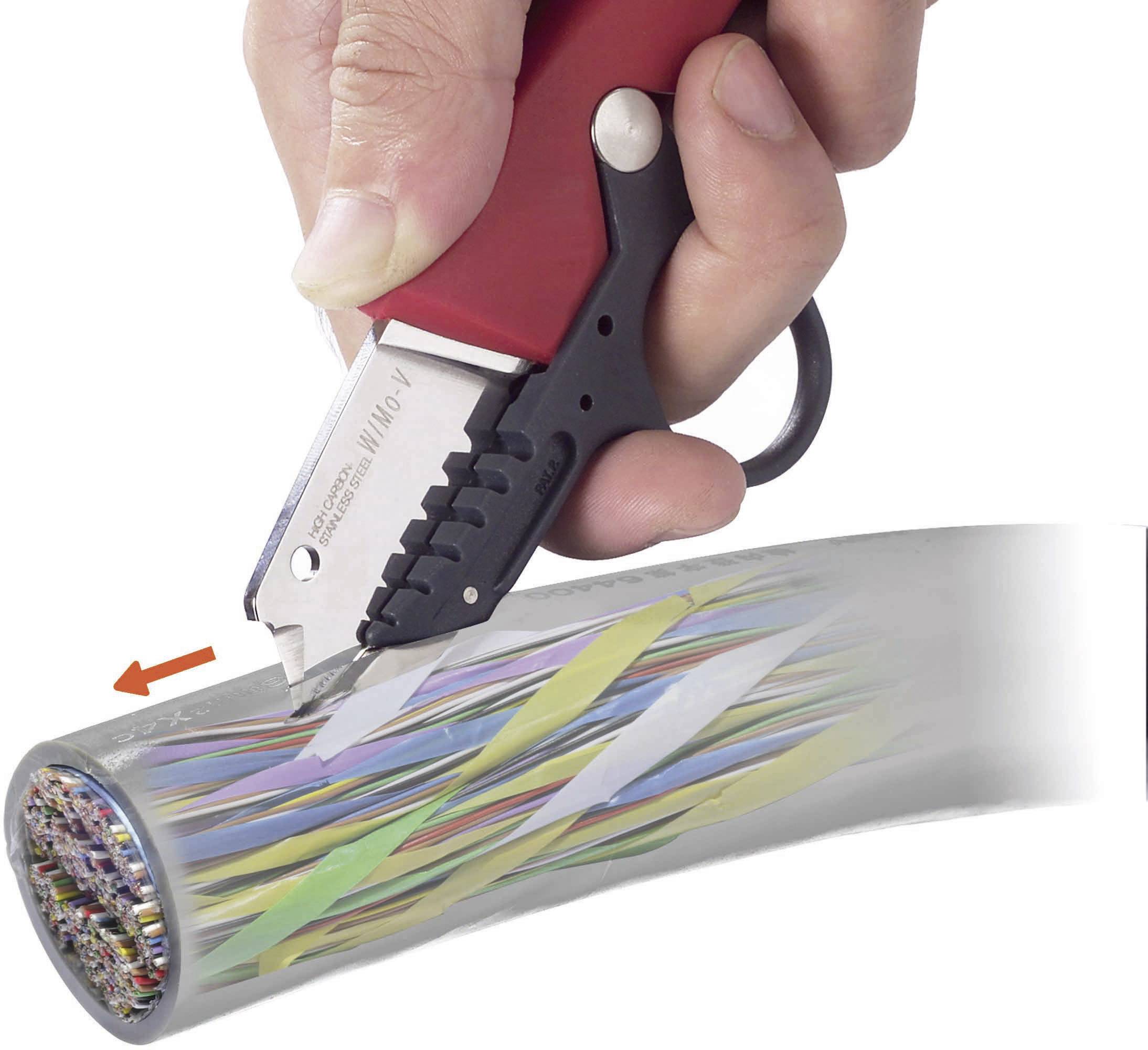 Een hand houdt een speciaal kabelmes en snijdt de buitenmantel van een dik kabel dat verschillende gekleurde aders bevat.