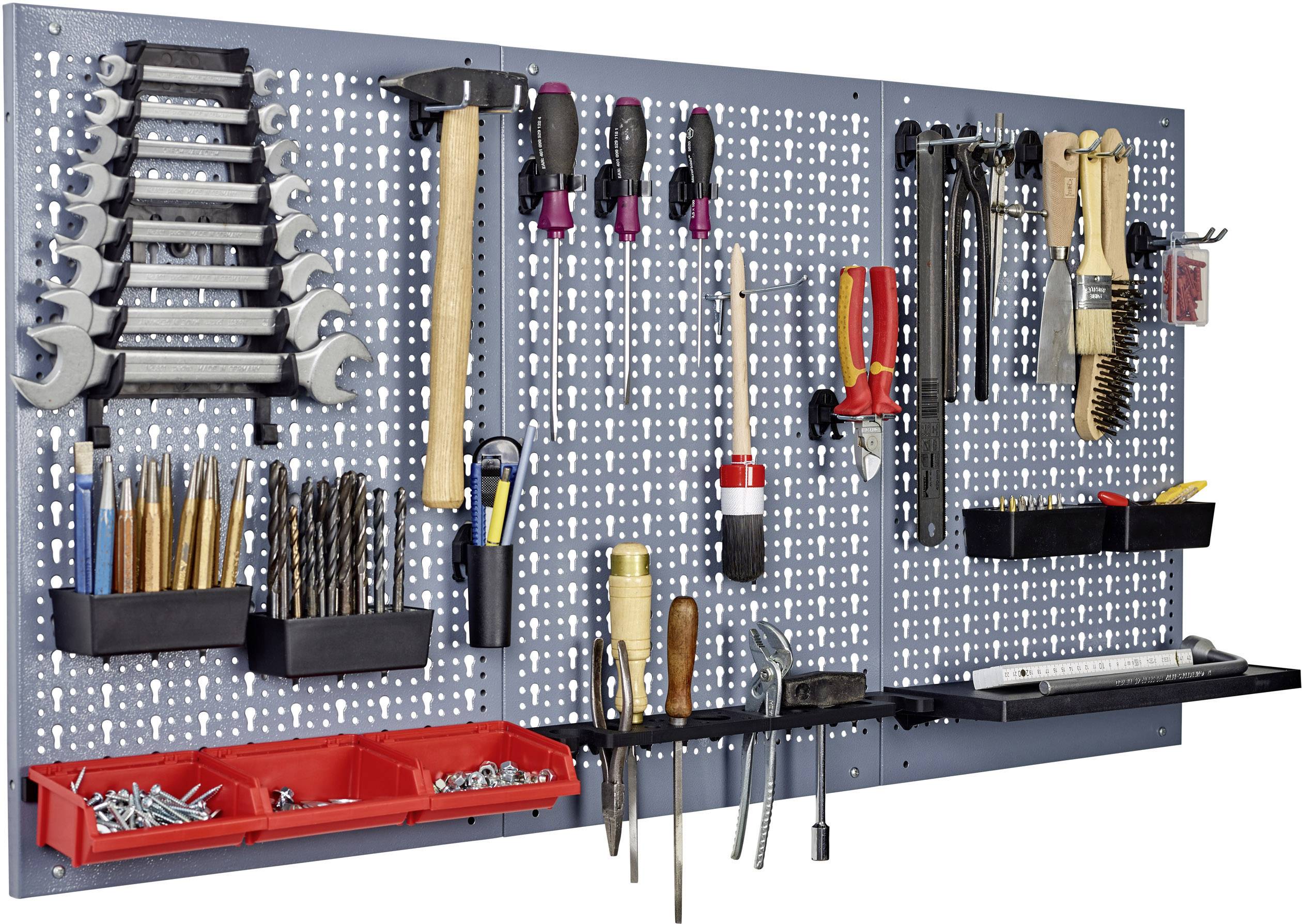 Gereedschapswand met verschillende gereedschappen zoals moersleutels, hamers, schroevendraaiers en boren, netjes gerangschikt.