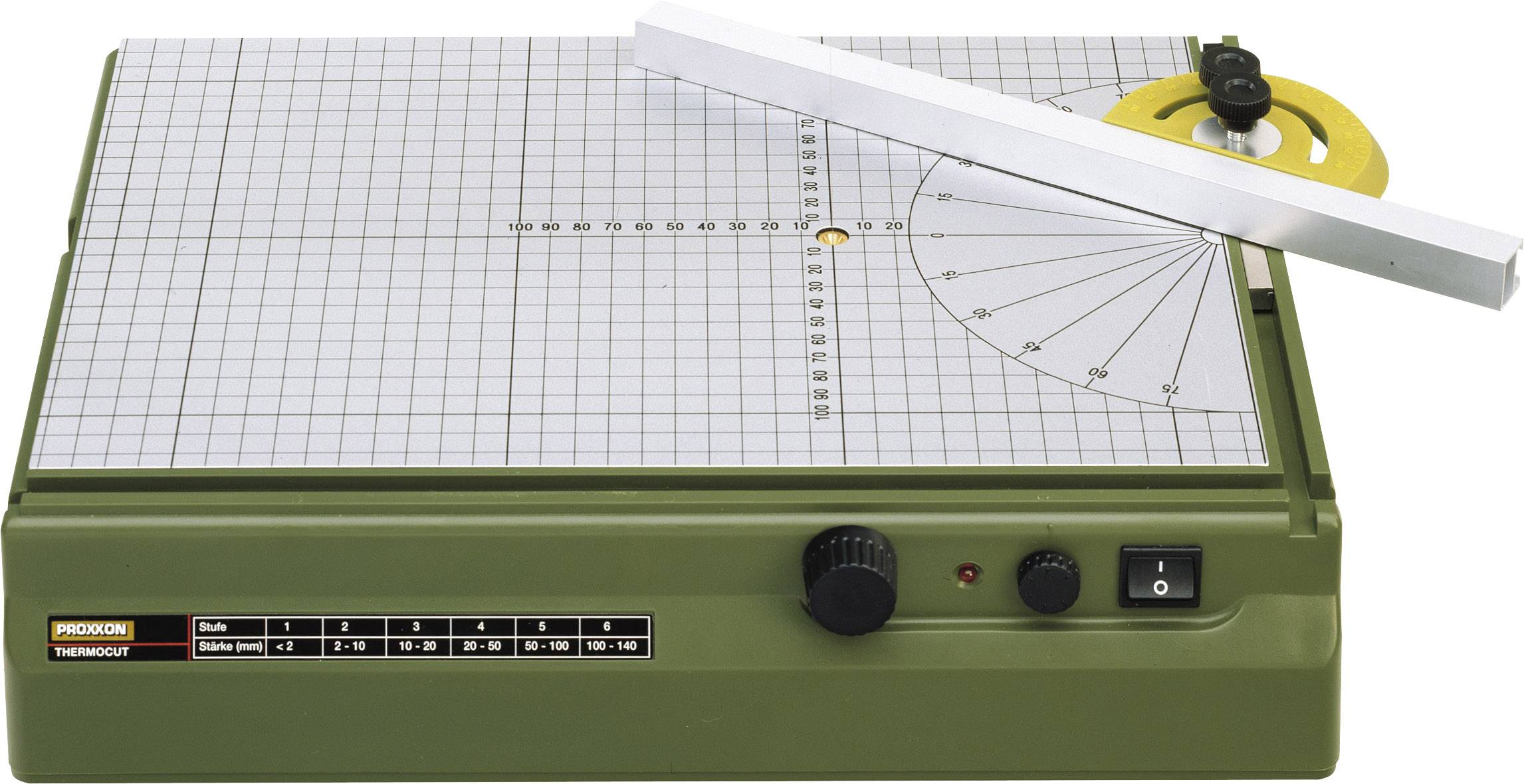 Snijapparaat met rooster en schaalverdeling, geschikt voor precisiegesneden onder verschillende hoeken. Regelaars en schakelaars aan de voorzijde.