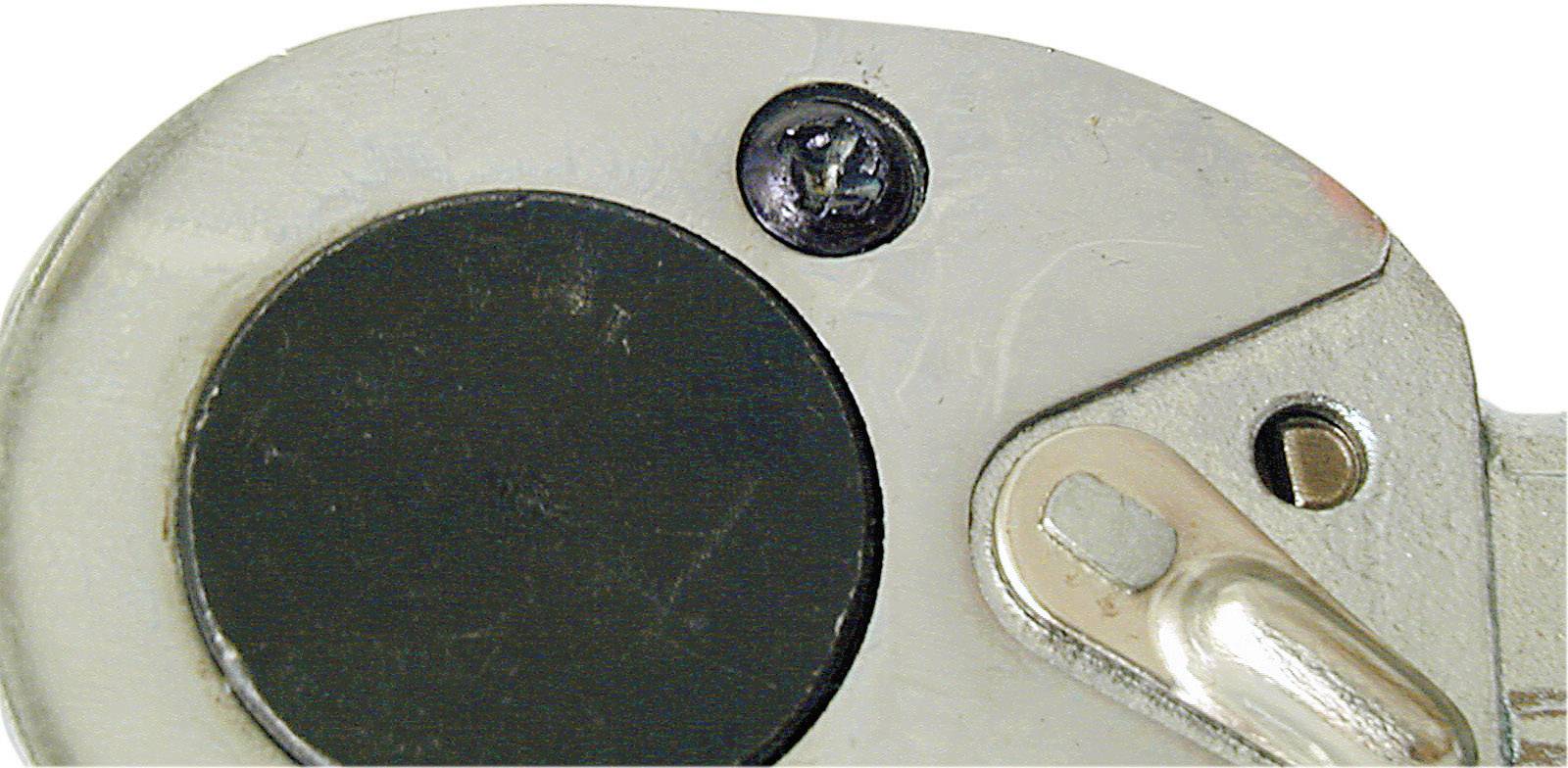 Close-up van een zilveren uurwerkmechaniek met een zwarte wijzerplaat en schakelingsmechanisme.