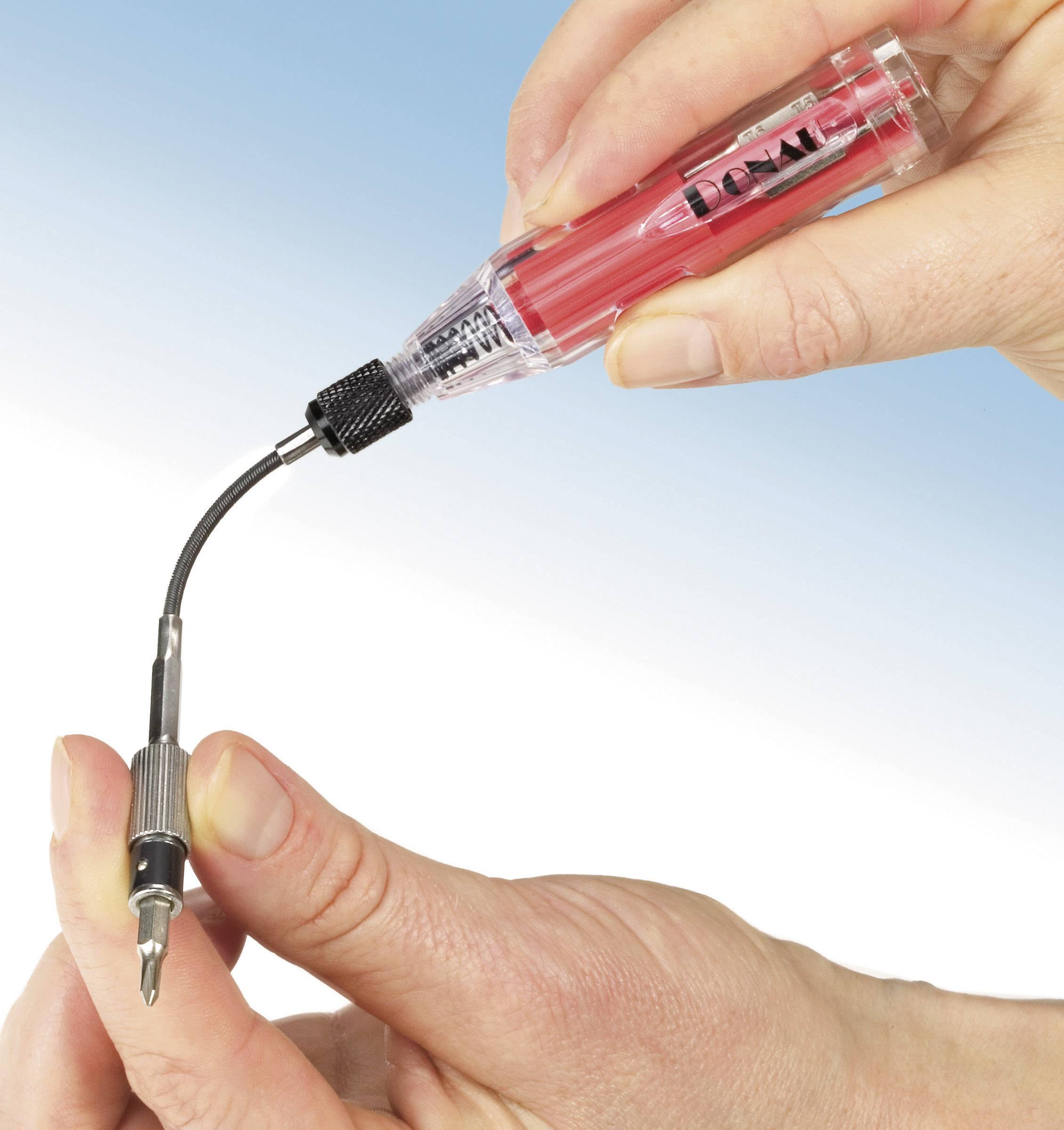 Een hand houdt een flexibele schroevendraaier met een buigzame as vast om moeilijk bereikbare plaatsen te kunnen bereiken.