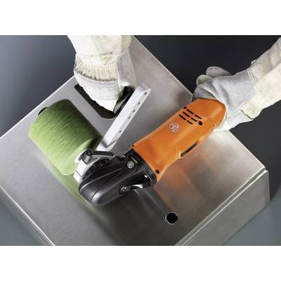Een persoon draagt handschoenen en gebruikt een oranje elektrisch gereedschap met een slijpopzetstuk om een metaaloppervlak te polijsten.