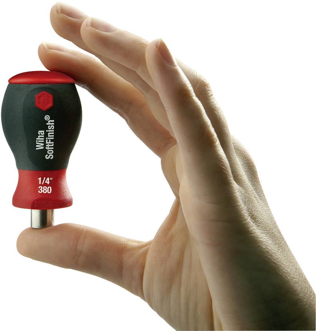 Een hand houdt een kleine schroevendraaier vast met een zwarte en rode greep, waarop 'Wiha SoftFinish 1/4" 380' staat.