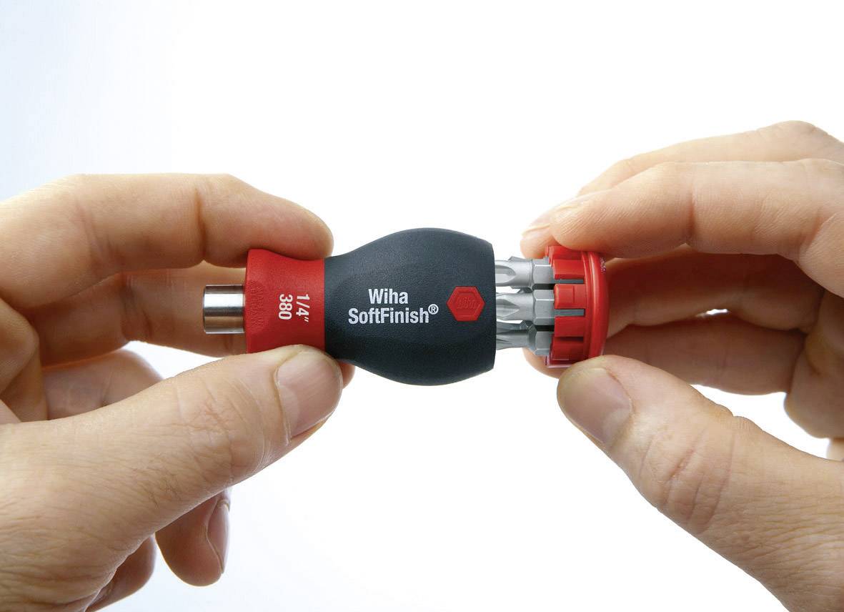 Twee handen houden een compacte schroevendraaier met een rood en zwart handvat. De tekst 'Wiha SoftFinish' is zichtbaar.