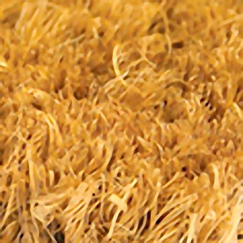 Close-up van een oppervlak met een dichte, vezelachtige structuur die doet denken aan natuurlijke materialen zoals stro of bastvezels.