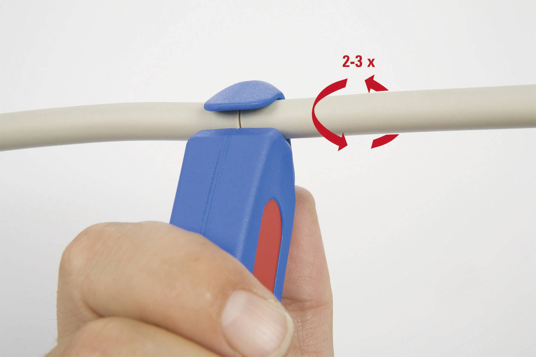 Draadstripper snijdt witte kabel door 2-3 keer rond te draaien met rode pijlen als gids.
