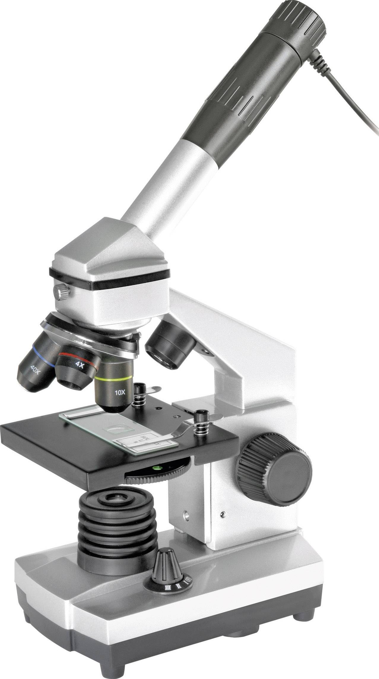 Zilveren microscoop met objectglaasje op tafel, lenzen in verschillende kleuren, draaiknop voor het instellen van de vergroting.