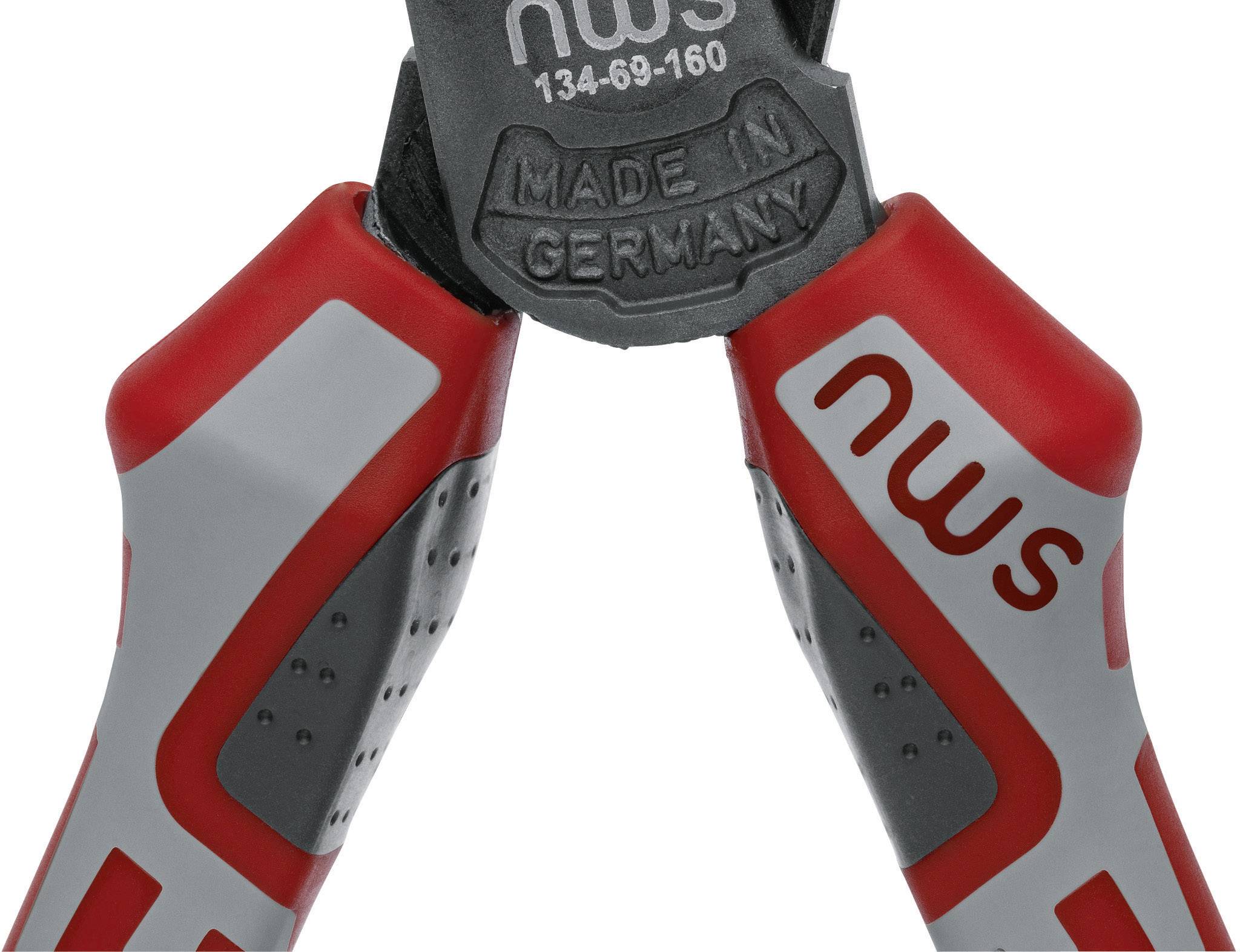 Een rode en grijze tang, met de opdruk 'Made in Germany' en 'nws', toont de gereedschapskwaliteit uit Duitsland.