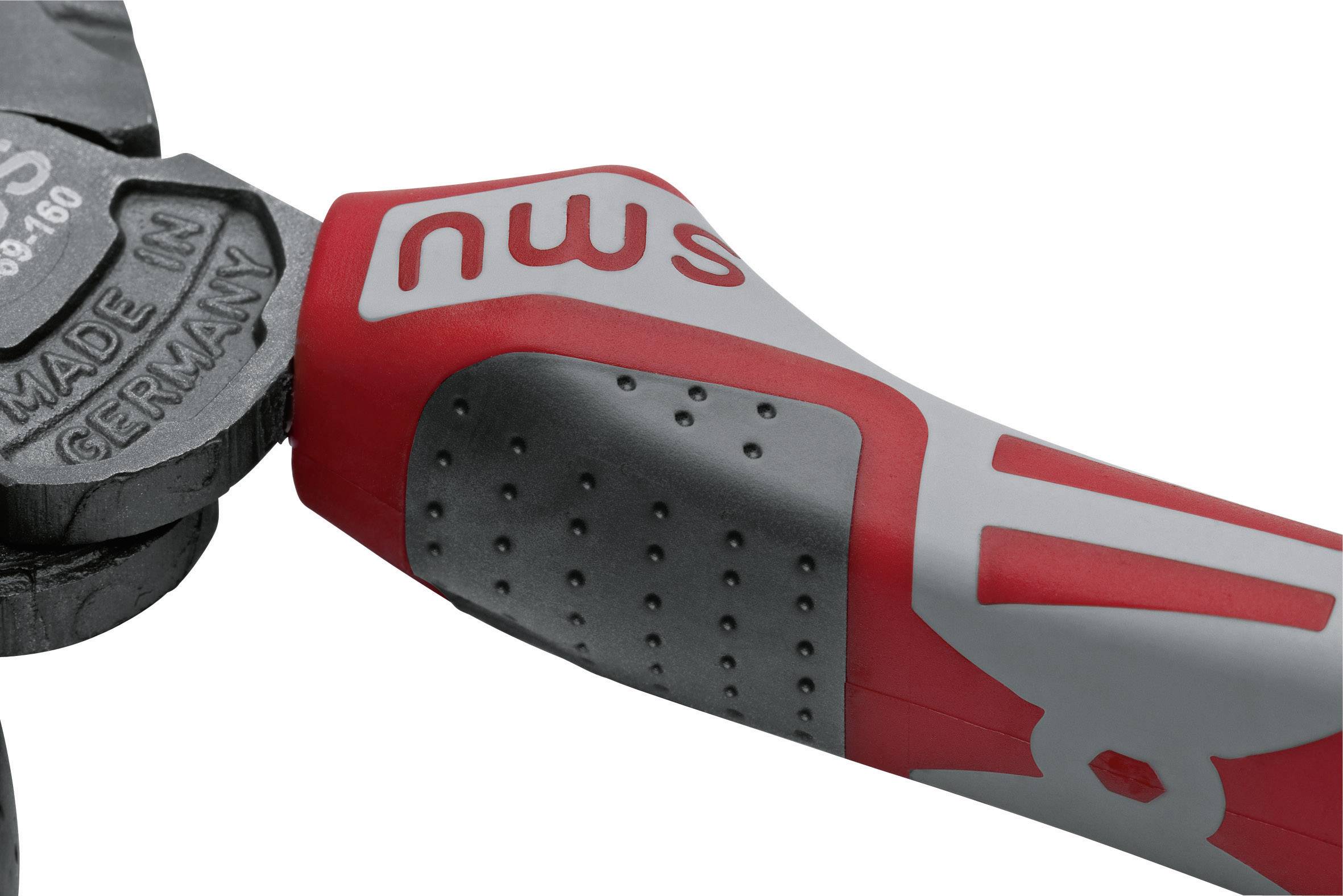 Close-up van een gereedschap met een rood en grijs handvat. 'Made in Germany' is in het gereedschap gegraveerd.