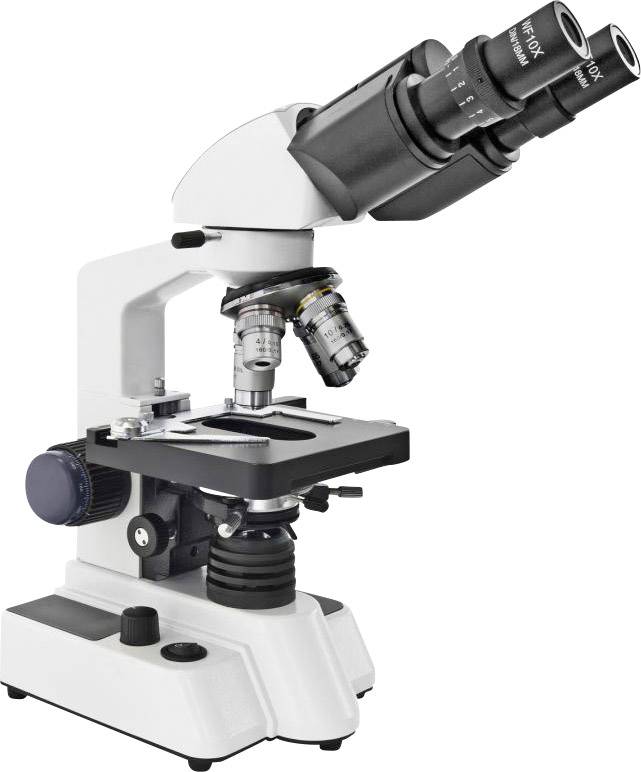 Een wit microscoop met zwarte oculair, draaiknoppen en verschillende objectieven voor wetenschappelijk onderzoek.