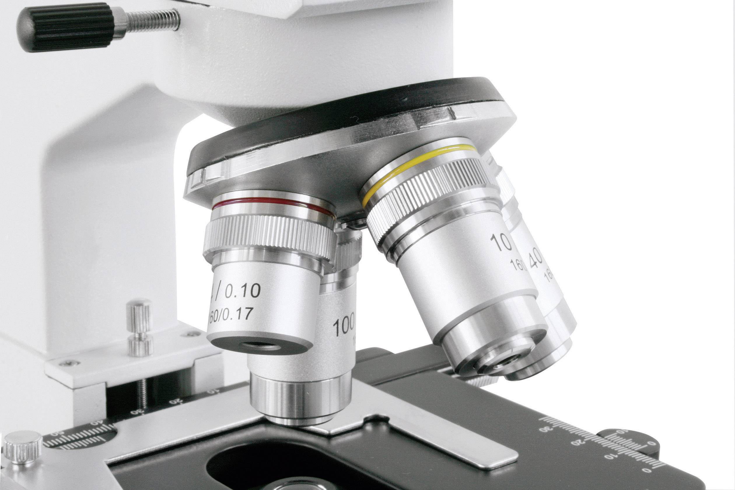 Een microscoop met meerdere objectieven, waarbij verschillende vergrotingsniveaus zichtbaar zijn. Bruikbaar voor wetenschappelijk onderzoek.
