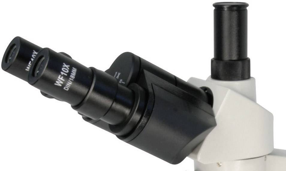 Een microscoop met twee oculairs en een witte behuizing, geschikt voor wetenschappelijk onderzoek en vergrotingen.
