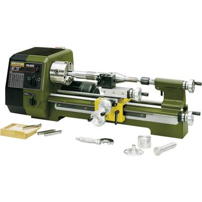 Een precisiedraaibank, model 'Proxxon PD 400', met toebehoren zoals spanvork, gereedschapshouder en meetinstrumenten. Geschikt voor metaalbewerkingen.