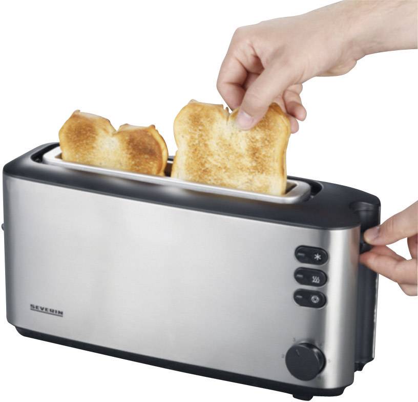 Een persoon houdt twee boterhammen geroosterd brood in een roestvrijstalen broodrooster. Een hand bedient de hendel om het brood te verwijderen.