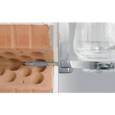 Een muur met rode bakstenen links, met een kabel ingebed in de muur. Rechts is een deel van een doorzichtige glazen karaf zichtbaar.