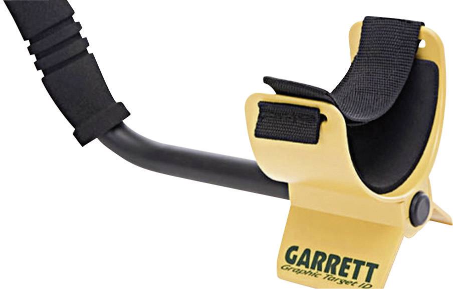 Metaaldetector met geel armsteunontwerp, zwarte gepolsterde handgreep en 'Garrett' opdruk op het frame.