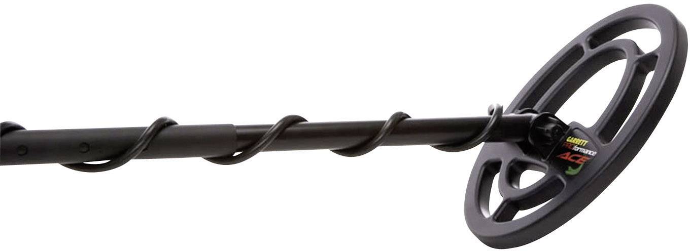 Een metaaldetector met een spiraalvormige kabel in een zijaanzicht. De detector is zwart en heeft een ovale zoekspoel.