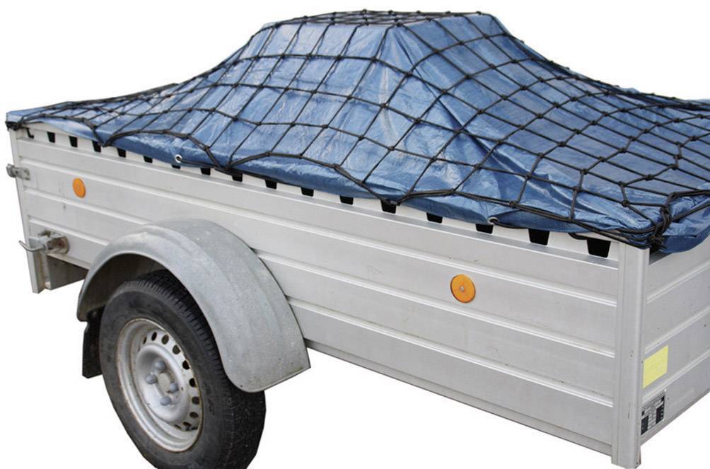 Een zilveren aanhanger met een blauw, strak gespannen net dat de lading vasthoudt. Hij staat op een geasfalteerde ondergrond.