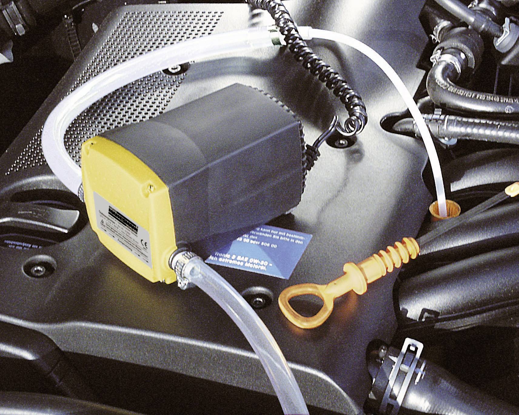 Een olie-afzuigapparaat op een automotor met aangesloten slang en oliepeilstok, klaar voor het uitvoeren van een oliewissel.