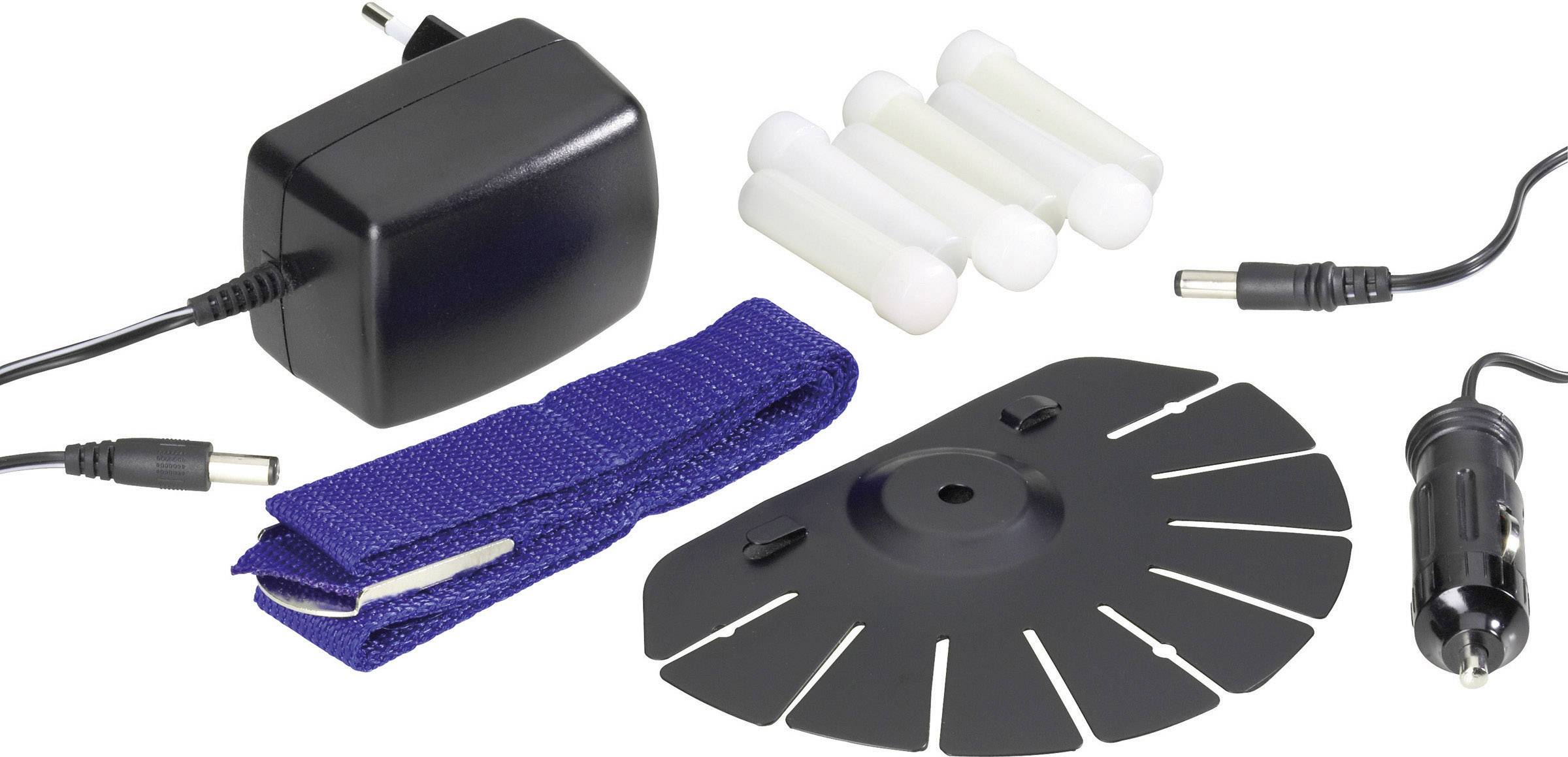 Accessoireset met oplader, sigarettenaanstekeradapter, blauw elastisch band, vier witte pluggen en zwarte ronde houder.