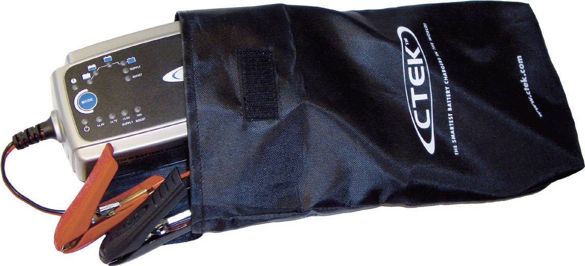 Een batterijlader met rode en zwarte klemmen, gedeeltelijk in een zwarte tas met het opschrift 'CTEK'.