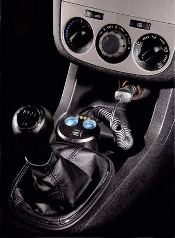 Versnellingsbak en aircontrolebesturing in een auto. De versnellingen zijn zichtbaar op de versnellingspook, naast de temperatuur- en ventilatieregelaars.