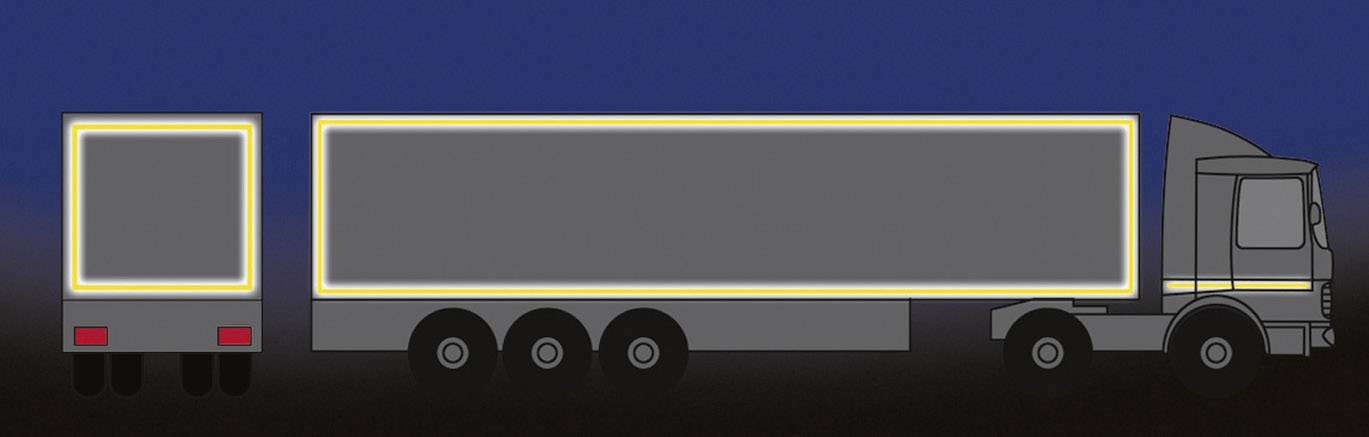 Vrachtwagen met aanhanger 's nachts; reflecterende strepen langs zij- en achterkanten steken helder af tegen de donkere achtergrond.
