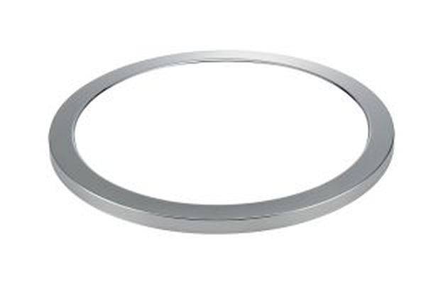 Een zilveren, ronde metalen ring op een witte achtergrond.