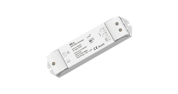 Een wit elektronicamodule met opdrukken, gemarkeerd als een 2,4-GHz-ontvangstmodule voor lichtbesturingen. Het toont verschillende symbolen en technische specificaties.